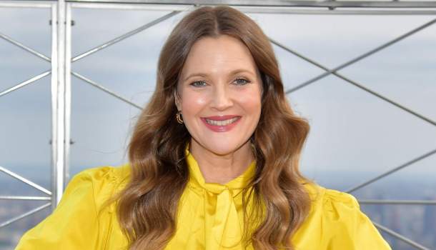 Borítókép: Új trend a láthatáron? Drew Barrymore télbe öltözött pilláiról beszél most a fél internet