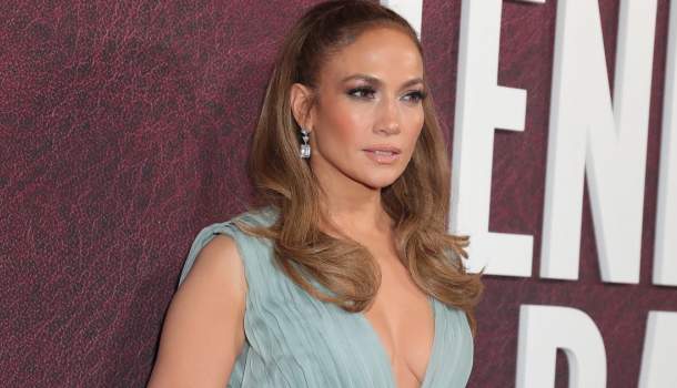 Borítókép: Jennifer Lopez legújabb szettje alapján kijelenthetjük: tényleg visszatérnek a csípőnadrágok