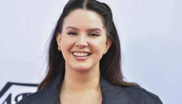 Borítókép: Ez az év legmegosztóbb vörös szőnyeges pillanata? Lana Del Rey ruhája sokakat kiakasztott