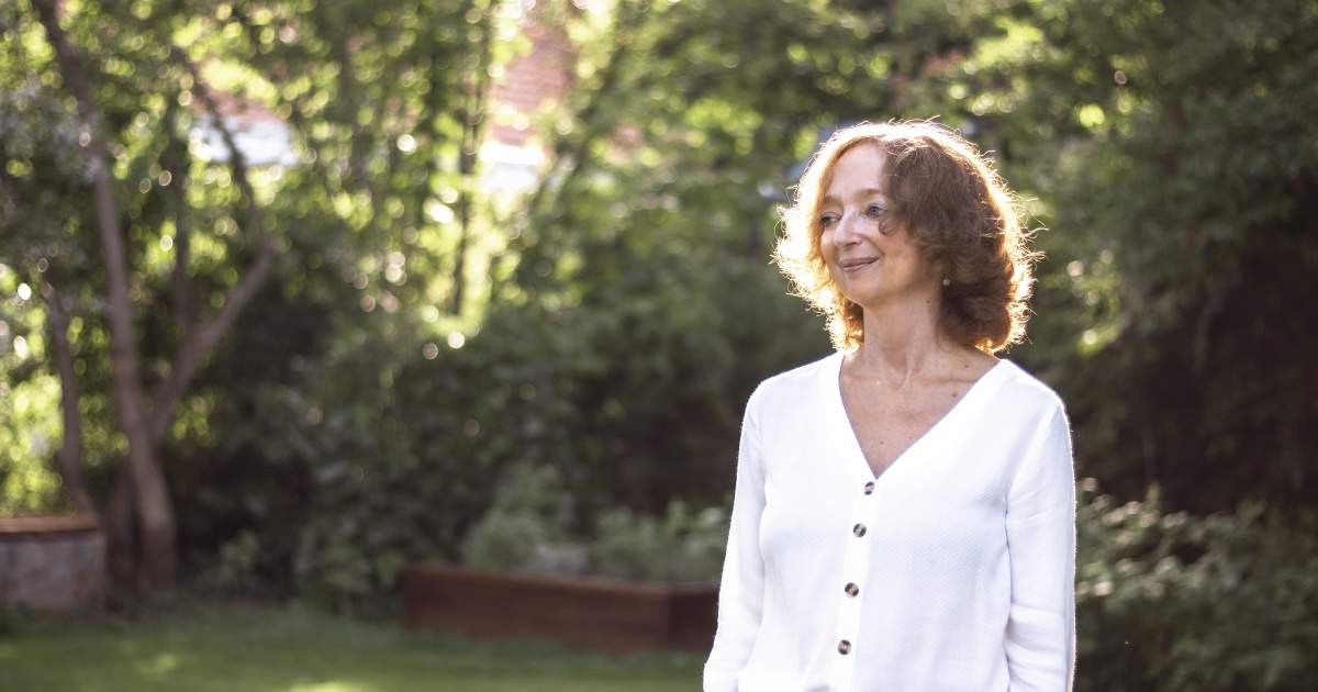 Borítókép: „Azt hittem, hogy az írással leteszek terheket, de inkább felkavart” – interjú Rubin Eszterrel a Minek szenved, aki nem bírja című regény szerzőjével