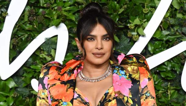 Borítókép: Nem tudjuk levenni a szemünket róla! Priyanka Chopra Jonas tetőtől talpig csipkében népszerűsítette új filmjét