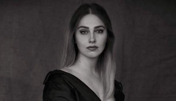 Borítókép: „A szegény kolozsvári kisleány jól megrázza magát, és megy tovább” - interjú Abodi Dórával 