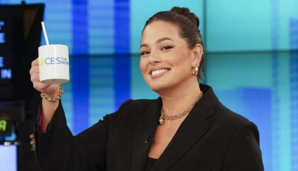 Borítókép: Ashley Graham ikerterhessége 40. hetébe lépett, intim fotókon mutatta meg hatalmas pocakját