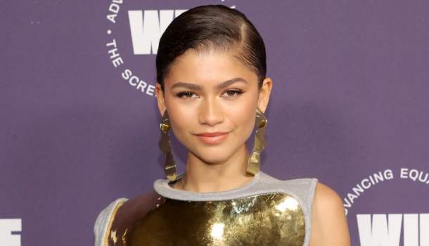Borítókép: Újabb emlékezetes pillanat! Zendaya egy 30 éves, vintage kreációban promózta az Euphoria második évadát