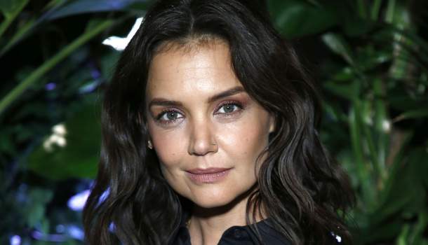 Borítókép: Kopizd le a stílusát: Katie Holmes egy szett alatt stílusossá tette ezt a csúnyácska ruhadarabot