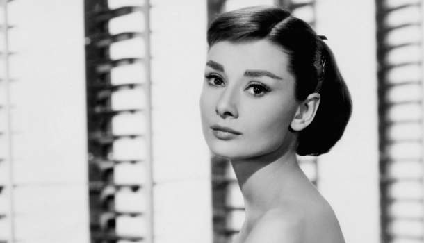 Borítókép: Nem fogod elhinni, hogy melyik színésznő bújik majd Audrey Hepburn bőrébe