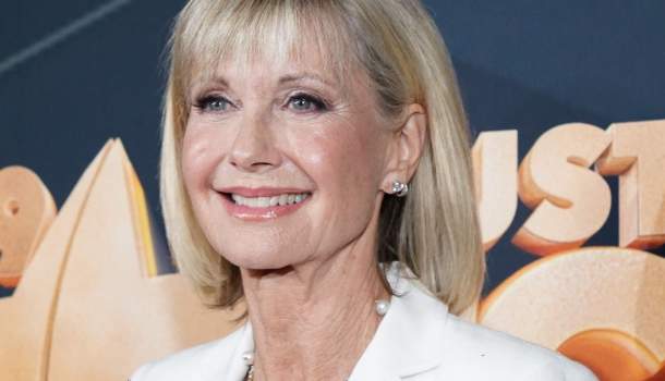 Borítókép: Olivia Newton-John egyetlen lánya szinte felismerhetetlen mára a sok plasztikától - így néz ki Chloe most!