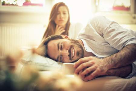 Borítókép: A férjem kütyüfüggő, folyton a telefonját nyomkodja 