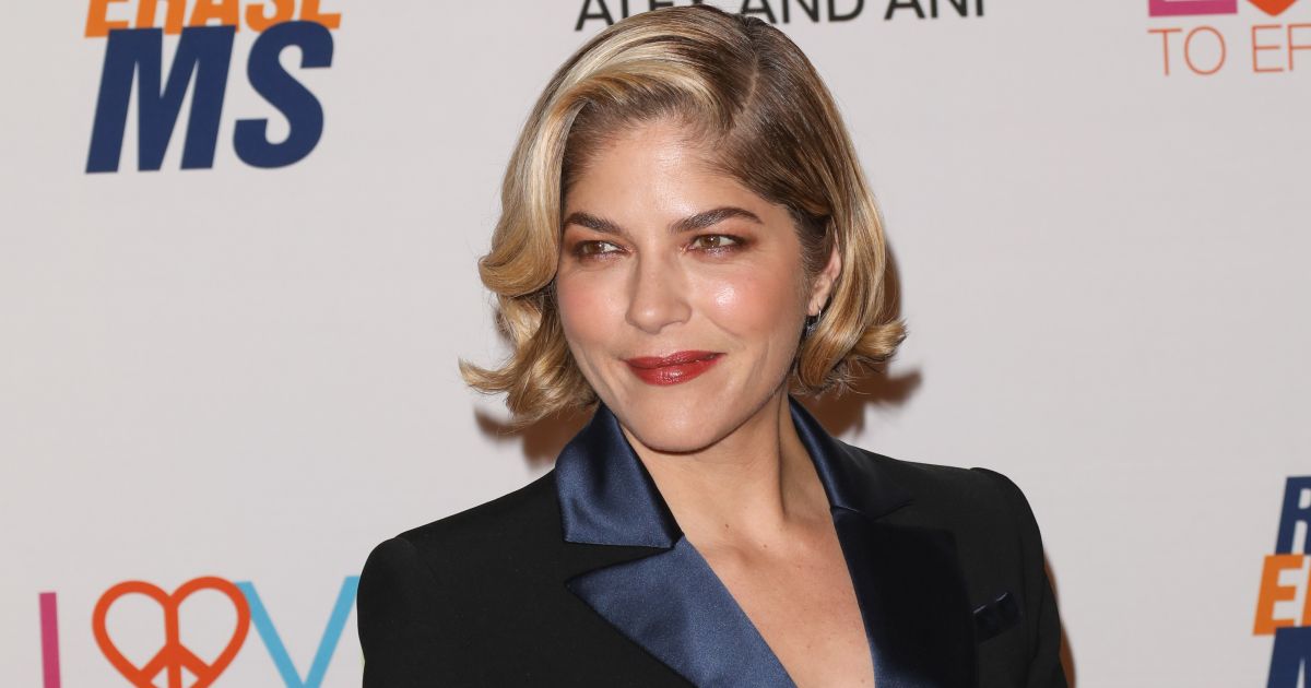 Súlyos betegsége ellenére is erős: Selma Blair videóban mutatta meg, milyen újfajta kezelésen kell részt vennie