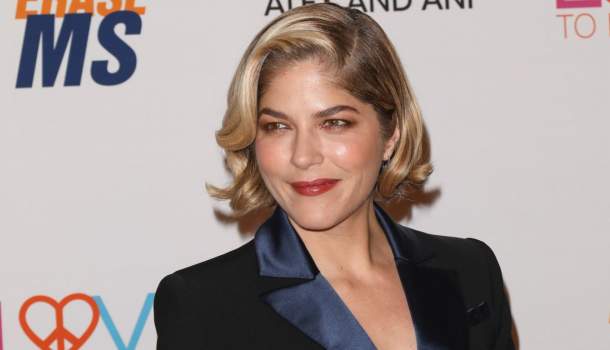 Borítókép: Súlyos betegsége ellenére is erős: Selma Blair videóban mutatta meg, milyen újfajta kezelésen kell részt vennie