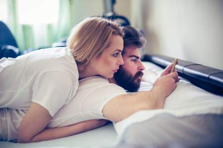 Borítókép: Ártalmatlan viszonyok avagy hűtlenség-e a lelki hűtlenség?