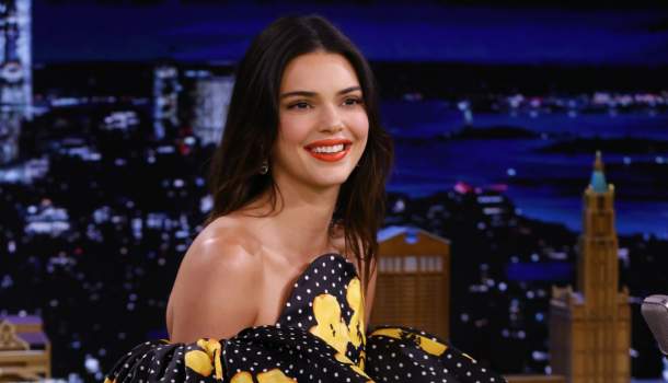 Borítókép: Kendall Jenner egy esküvőre volt hivatalos - Ruhaválasztásán pedig kiakadt az internet