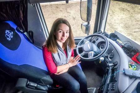 Borítókép: Házasság 12 keréken – Marcsi, a nyelvészből lett kamionsofőr