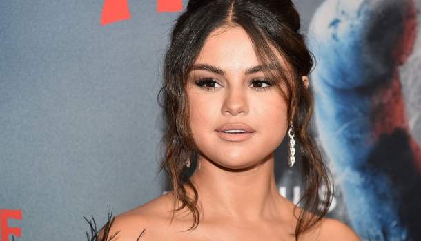 Borítókép: Selena Gomez új tetoválásának különleges jelentése van - Nem akárkinek üzent vele!
