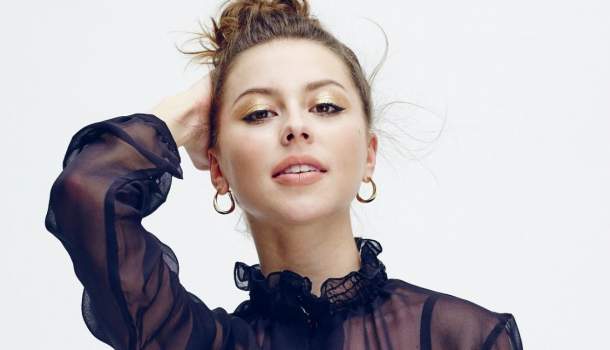 Borítókép: „Számomra egyáltalán nem rémísztő az évek múlása” – interjú Döbrösi Laurával 