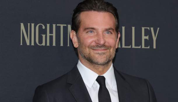 Borítókép: Teljesen levetkőzött! - Bradley Cooper hosszú órákig állt ruha nélkül egy csapat ember előtt