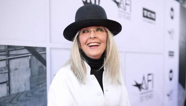Borítókép: Diane Keaton még a sétához is stílusosan indul - Van mit tanulnunk a 76 éves filmcsillagtól