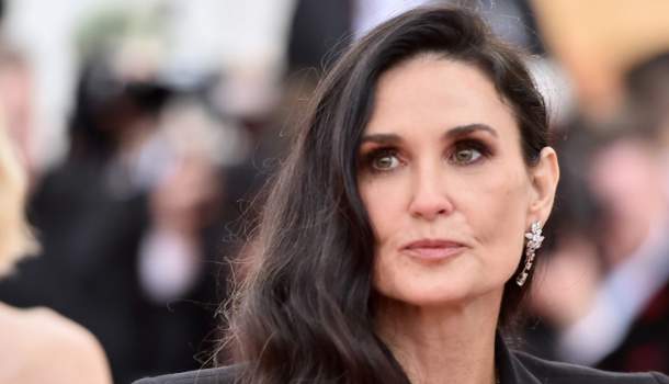 Borítókép: Eláll a szavunk! Demi Moore 59 évesen még pizsamában is szívdöglesztő