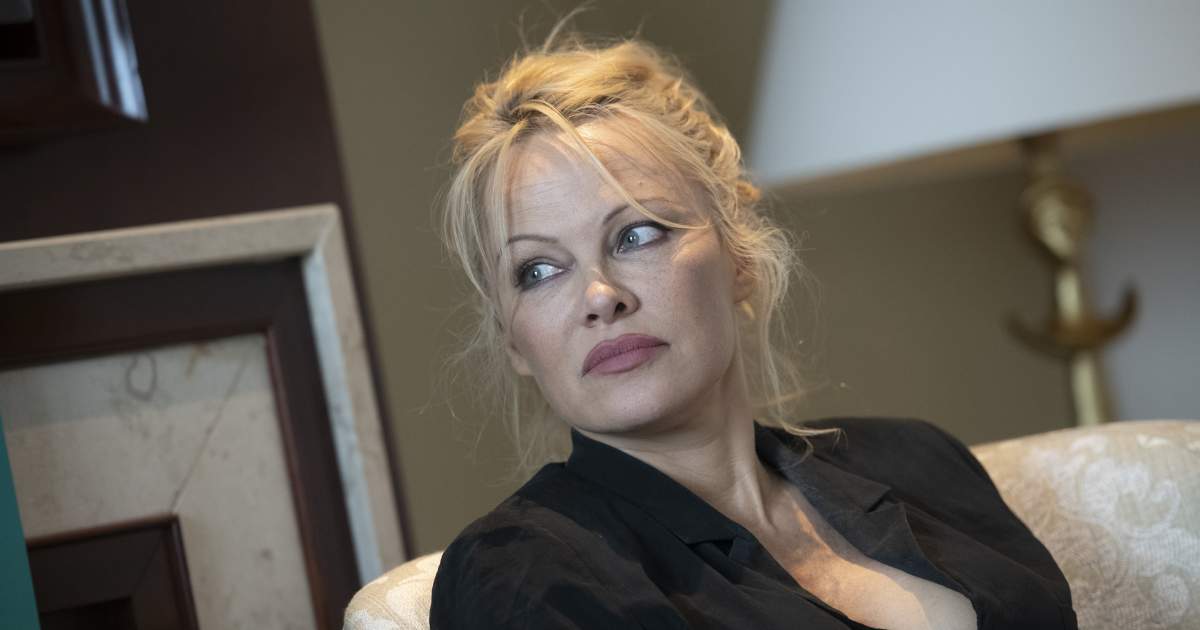 Pamela Anderson egy év házasság után elválik férjétől