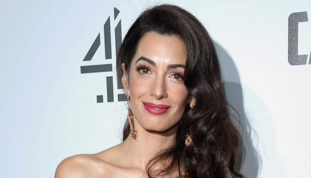 Borítókép: Kopizd le a stílusát: Amal Clooney tökéletes randiszettjét imádni fogod