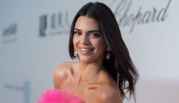Borítókép: Stílusosan a mínuszokban? Kendall Jenner egy szál fürdőruhában élvezi a téli tájat