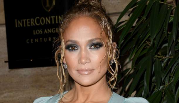 Borítókép: Kopizd le a stílusát: Jennifer Lopez erre a kiegészítőre esküszik már több mint 20 éve