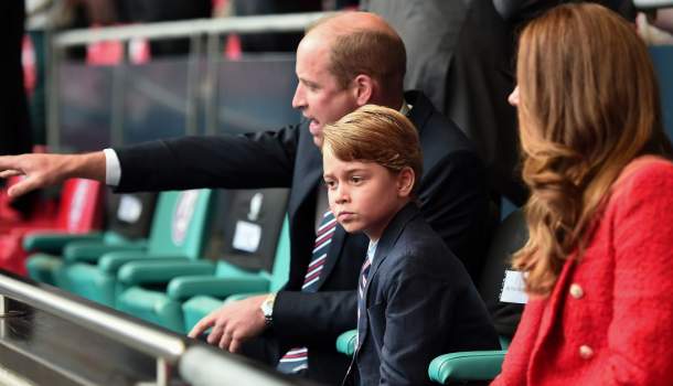 Borítókép: György herceg új képe letartolta a netet: Vilmos herceg büszke apukaként figyelte őt