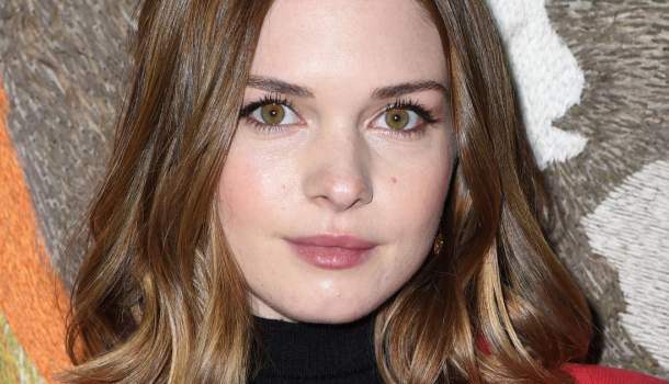 Borítókép: Antonio Banderas 25 éves lánya a párizsi divathét egyik legelegánsabb szettjében jelent meg