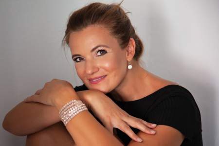 Borítókép: Annabella, Máj Elek és az örömpörkölt - Interjú a jógaoktatóból lett mesekönyvíróval, Jakab Adriennel