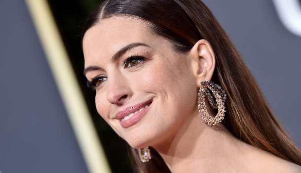 Borítókép: Anne Hathaway óriási átalakuláson ment keresztül - Új hajszíne minden rajongóját meglepte