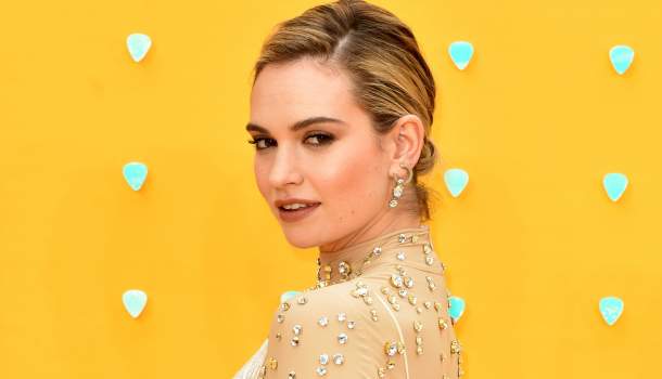 Borítókép: Nem sokat takart ruhája! Igazán vadító szettben lépett a vörös szőnyegre Lily James