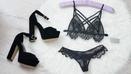 Borítókép: A szándék szandálok nyomában - avagy hogy üzen a nő, ha felizzik benne a vágy?