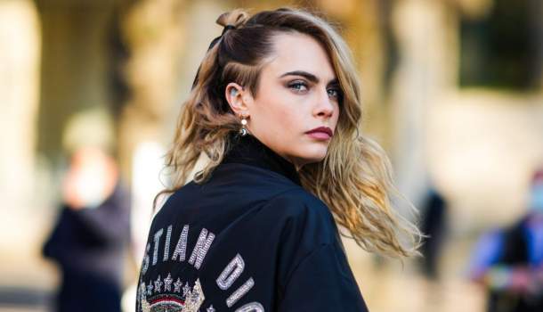 Borítókép: Cara Delevigne egy híres nővel csókolózott, ráadásul egy nyilvános helyen