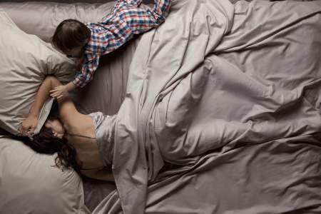 Borítókép: Senki sem fizeti meg a munkánkat! – A kimerült anyák a mindennapok néma hősei