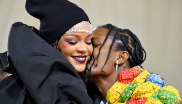 Borítókép: Merész vagy ízléstelen? Akárhogy is van, Rihanna új fejezetet nyitott a kismama szettek világában