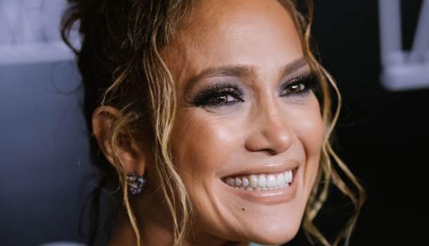 Borítókép: Többé nem titok és mindössze 2 perc alatt megvan: Így készül J.Lo híres kontya