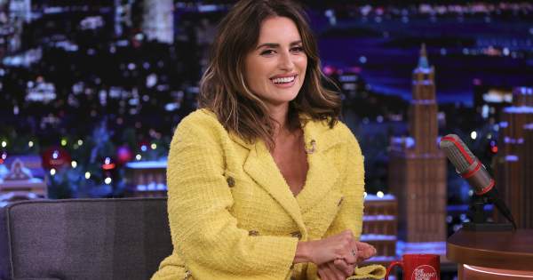 Borítókép: Vörös és göndör: alig lehet ráismerni Penélope Cruzra legújabb fotóján