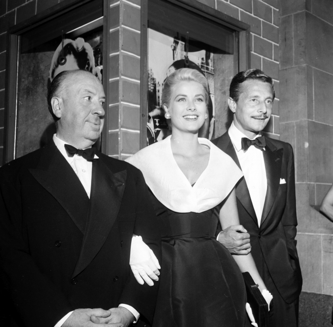 A Hátsó ablak premierjén Alfred Hitchcock és Oleg Cassini társaságában.