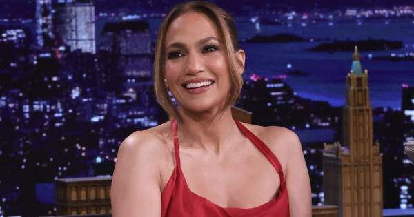 Borítókép: Jennifer Lopez melltartó és felső nélküli címlapfotója felszántotta a netet