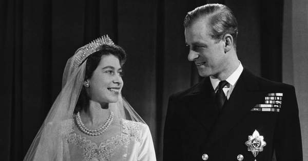 Borítókép: Kínos egy baki: Ezért kellett újrafotózni Erzsébet királynő és Fülöp herceg esküvői képeit 