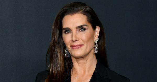 Borítókép: Brooke Shields félpucér képen pózol: „Most megmutatom az 56 éves testem!”