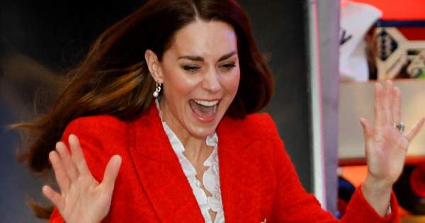 Borítókép: Katalin hercegné nem semmi szettben érkezett meg Dániába: piros blézeréért megőrülnek a rajongók