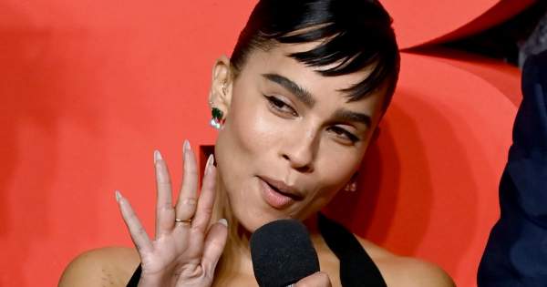 Borítókép: Az internet sokszor nagyon igazságtalan: Zoë Kravitzet kivágott ruhája miatt támadják