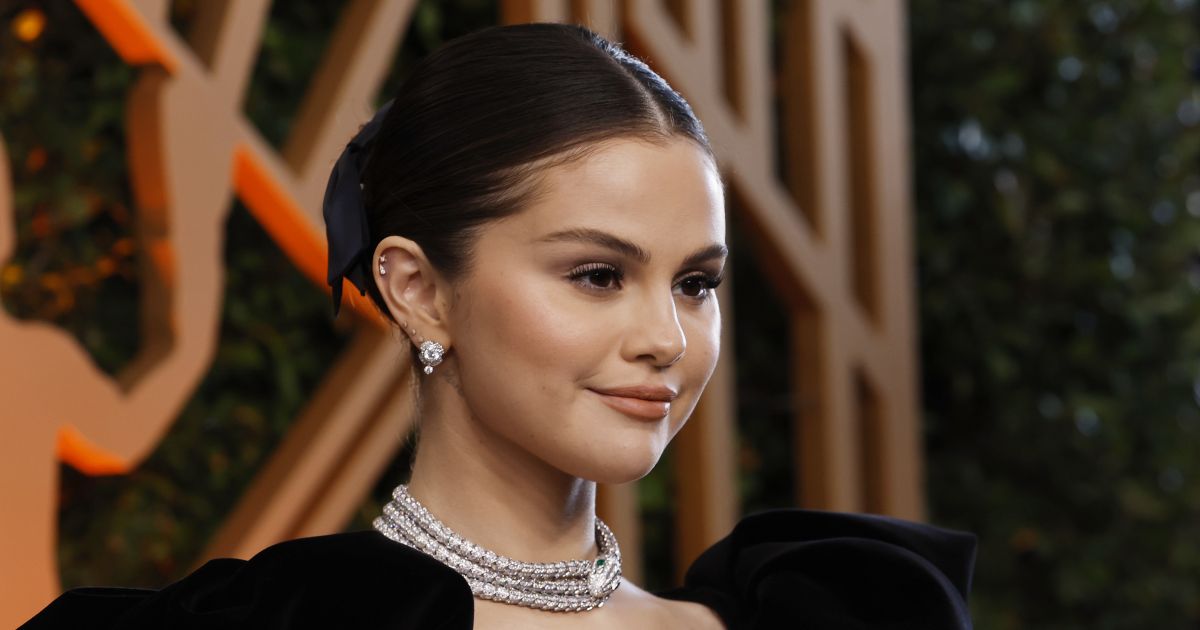 Selena Gomez elesett a SAG Awards vörös szőnyegén, mégsem emiatt beszél róla mindenki