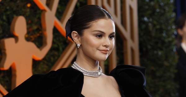 Borítókép: Selena Gomez elesett a SAG Awards vörös szőnyegén, mégsem emiatt beszél róla mindenki