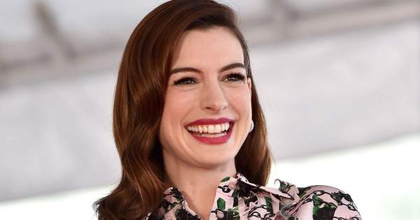 Borítókép: Anne Hathaway egy az egyben Jackie Kennedy stílusát másolta - az eredmény zseniális!