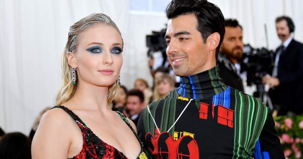 Borítókép: Sophie Turner már nem titkolja tovább: tengerparton mutatta meg, hogy tényleg második babáját várja