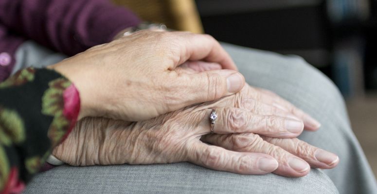 Borítókép: Meghalt a nagymamám, vigyem a 8 évest a temetésre?