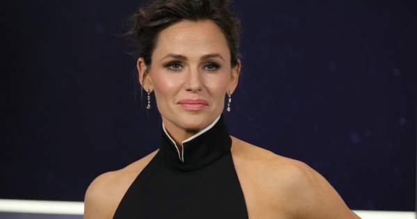 Borítókép: Mindenkit elvarázsolt a ruhájával! A 49 éves Jennifer Garner lehengerlően festett a vörös szőnyegen