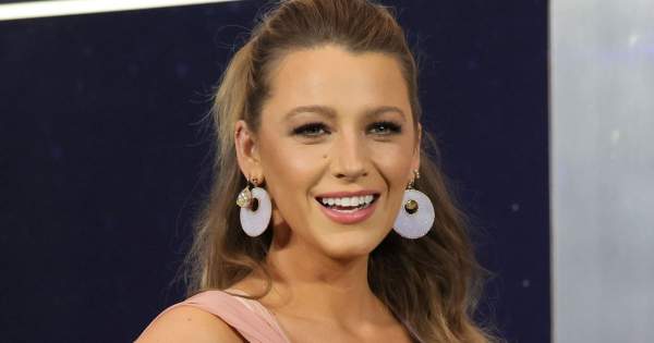 Borítókép: Micsoda ötlet! Blake Lively új szintre emelete az egyszerű francia manikűrt